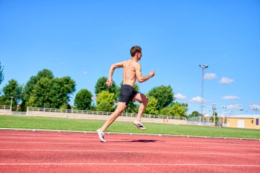 Antrenman sırasında hızlı koşan