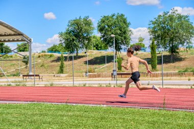 Gün içinde açık havada koşan spinter