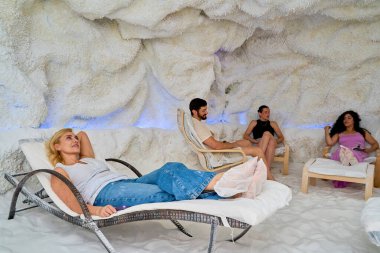 Grup terapi amaçlı tuz mağarası oturumunda dinleniyor.