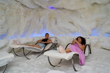 İki kadın tuz mağarası terapisi seansında dinleniyor.