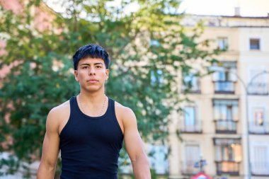 Şehir ortamında genç bir Latin.