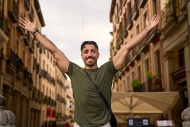 Avrupa 'nın tarihi caddesinde silahlı bir adam kutlama yapıyor