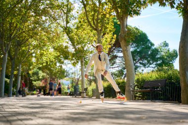 Adam işten sonra tekerlekli sandalyeye biniyor. Ceket ve spor tarzıyla. sağlıklı yaşam tarzı.