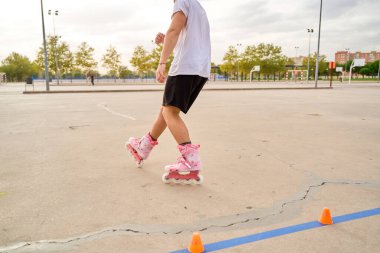 Genç adam parkta otururken elma yiyor.