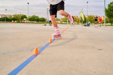 Genç adam parkta otururken elma yiyor.