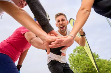 Paten grubu açık havada motivasyon ekibini paylaşıyor.