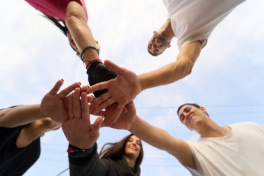 Takım, düşük açılı bir perspektiften birleşik bir el yığını oluşturuyor.