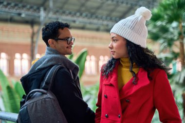 İki genç öğrenci kış boyunca Madrid, İspanya 'daki Atocha tren istasyonunda buluşacaklar.