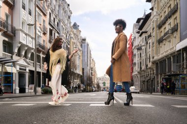 İki çift cinsiyetli insan büyük bir şehirde karşıdan karşıya geçiyor. Kimliklerini ve yaşam tarzlarını ifade ediyorlar.