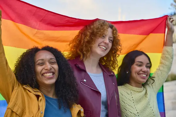 Gülümseyen aktivistler tutkulu bir şekilde lgbtq artı hak ve özgürlüğe desteklerini ifade ederek, aşkı ve çeşitliliği birlikte kutluyorlar.