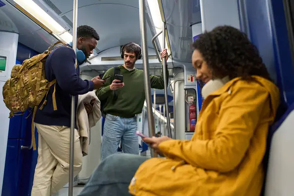 Bir metro treninde seyahat ederken akıllı telefonlarını kullanan yolcular dijital dünyalarına daldılar.