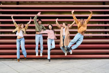 Beş neşeli öğrenci sokakta birlikte zıplıyor, arkadaşlıklarını kutluyor ve birlikte vakit geçiriyorlar.