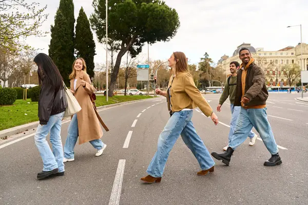 Beş arkadaş şehrin caddesinde mutlu mesut yürür, gündelik bir gezinin tadını çıkarırlar, dostluk ve şehir yaşam tarzını gösterirler