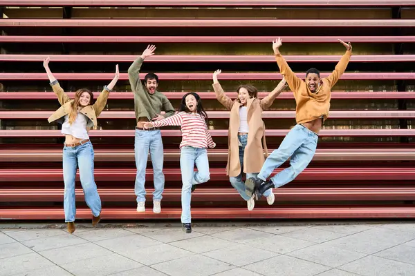 Beş neşeli öğrenci sokakta birlikte zıplıyor, arkadaşlıklarını kutluyor ve birlikte vakit geçiriyorlar.