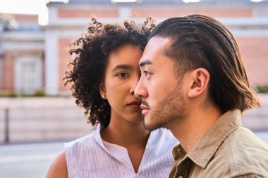 Çok ırklı genç bir çift, canlı bir şehir ortamında geleceğe bakıyor. Şehir yaşamının ortasında sevgi, bağ ve umut var.