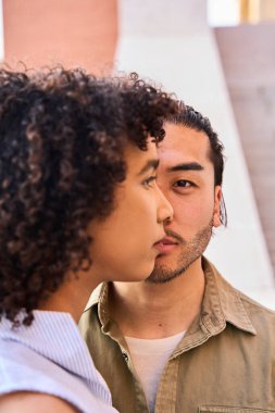 Çok ırklı, genç bir çiftin suç ortaklığı ve sevgi dolu anlarını yakalıyor, bağlantılarında neşe ve şefkat saçıyor.