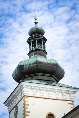 mavi gökyüzüne karşı kilise kule
