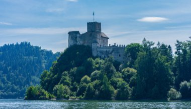 Niedzica Şatosu Yazın göl ve mavi gökyüzü