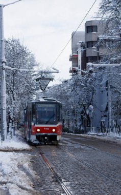 Karlı bir şehirde tramvay