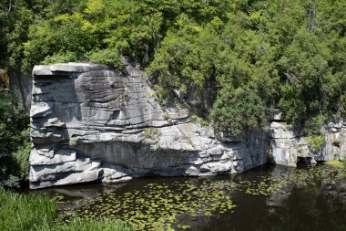 Nehrin ortasında bir dağ