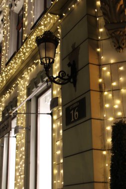 Tatilden önce parlayan bina