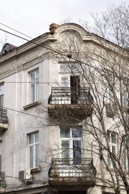 Eski bir evin cephesi