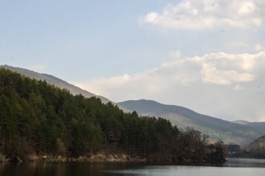 Dağlardaki gölün güzel manzarası