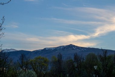 Bir dağ manzaralı gün batımı