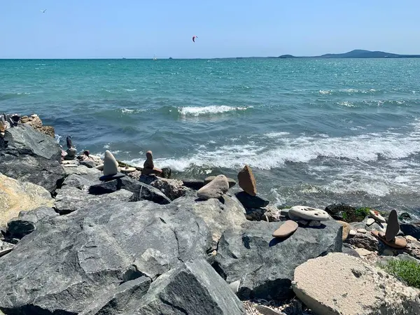 Deniz kıyısının güzel manzarası