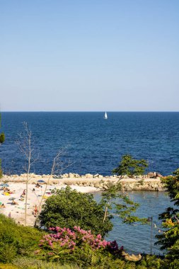 Deniz manzarası ve arka planda güzel bir deniz.
