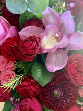 Güzel bir buket çiçek.