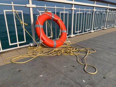 Denizdeki iskelede halat