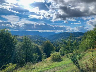 Arka planda dağlar olan güzel yaz manzarası