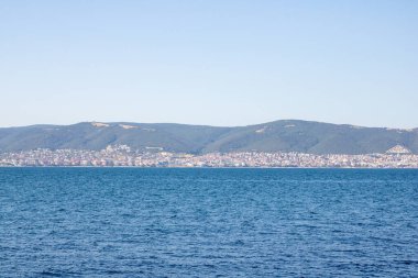 Dağlardaki deniz manzarası