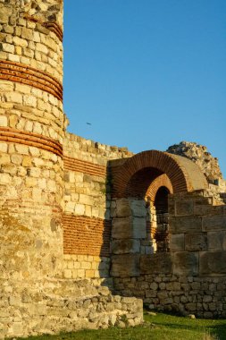 Şehirdeki antik kalenin kalıntıları.