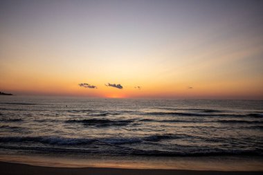 Sunrise bir tropikal plaj