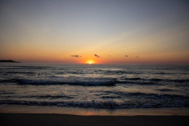 Sahilde güzel bir gün doğumu