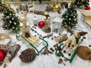 Piyasada bir sürü farklı noel süsü var.