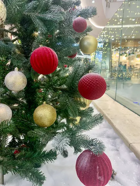 Kırmızı topları ve oyuncakları olan Noel ağacı. yüksek kaliteli fotoğraf