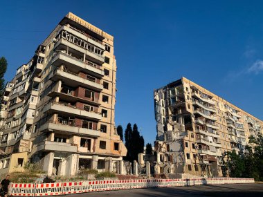 Şehirdeki binalar füzeler tarafından yok edildi.