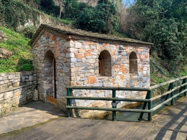 Şehirdeki küçük bir taş köprü.