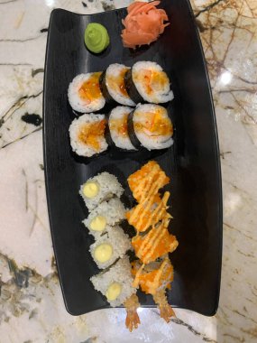 Beyaz arka planda suşi seti