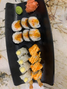 Karides ve soya soslu somon balığı. Japon yemeği..