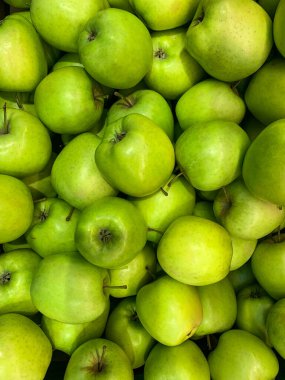 Bahçedeki yeşil elmalar