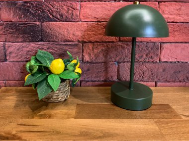 Oda içindeki tuğla duvardaki masa lambası.