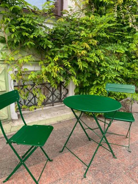 Bahçedeki sandalyeler ve masa