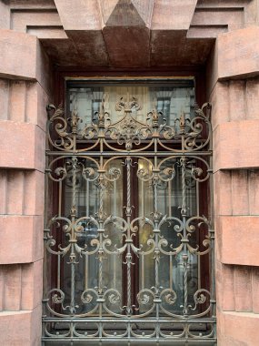 Güzel parmaklıkları olan eski pencere