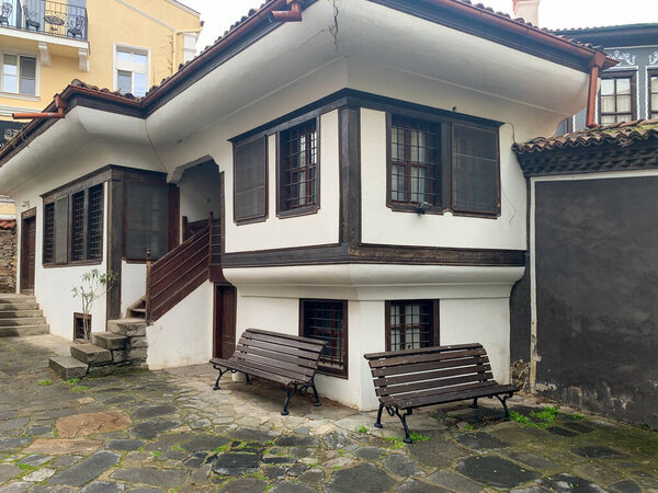 старый дом в городе средиземноморском стиле