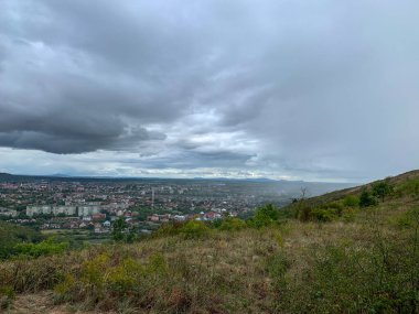 Şehrin panoramik manzarası, bulutlu hava