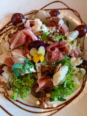 Jambon, armut, peynir ve fındıklı taze salata.